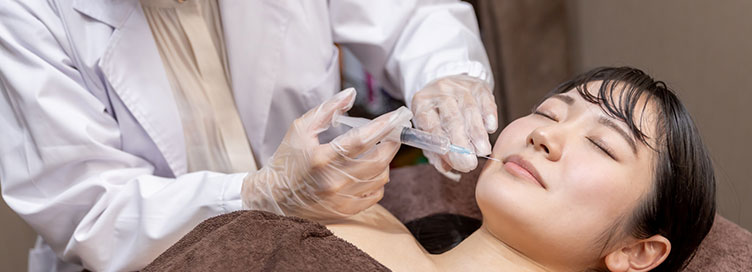 根深いシミ、たるみを解決したいお客様が、エステ以上の効果を求めてクリニックにいってしまう。